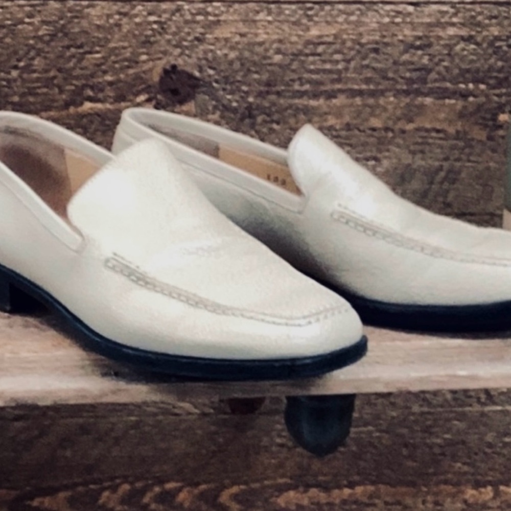 Vintage Gucci Women’s Ivory Leather Loafers – Size 5B – Made in Italy - Picture 2 of 7